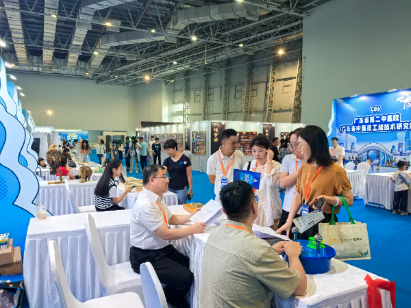 广东省水利学会秘书长王庆一行莅临我会展位，研读我会公共场所用电安全“三个标准”，并与我会副秘书长龙建平探讨标准编写问题.jpg