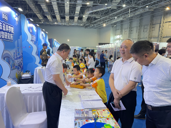 广东省科协科普部部长吴仕高等领导巡视我会展位.jpg